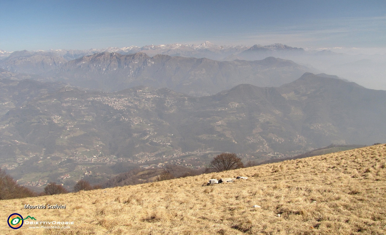 25 Panorama sulla bassa Valle Imagna....JPG